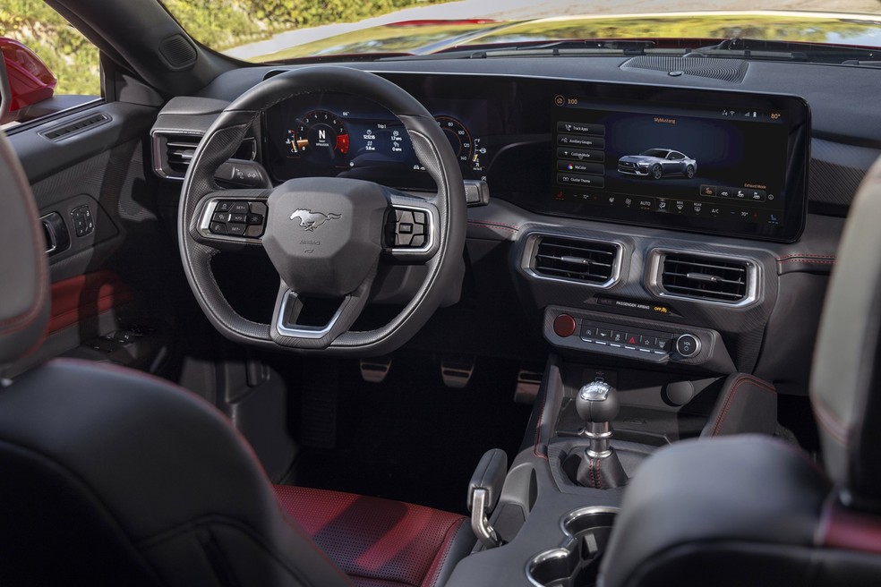 Cabine tem novo volante esportivo e duas telas ligadas para instrumentos e multimídia — Foto: Divulgação