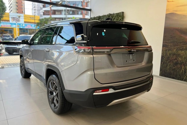 Jeep Commander Longitude 2026 prata - diagonal traseira