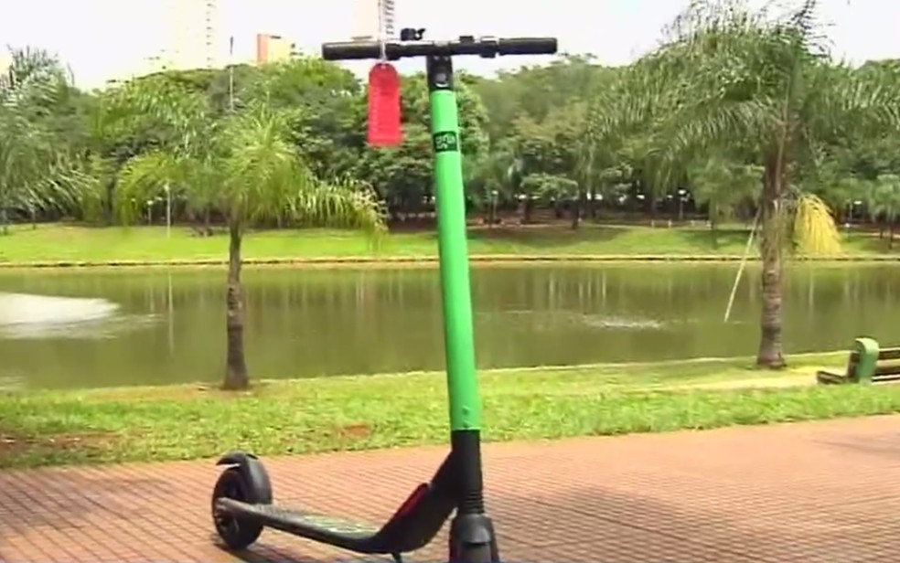 Patinete elétrica para aluguel que começa a funcionar em Goiânia, Goiás — Foto: Reprodução/TV Anhanguera