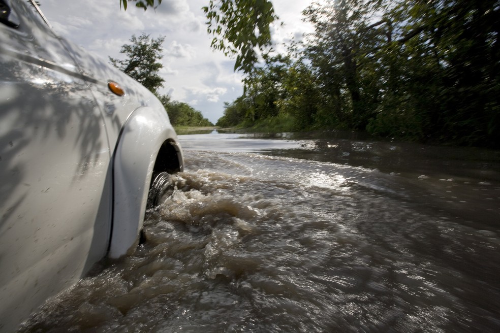 Seguradoras podem rejeitar pagar a indenização se o segurado estava em um lugar seguro e se arrisca a atravessar uma enchente — Foto: Getty