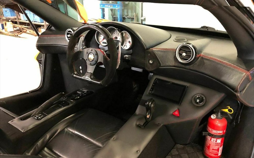 A réplica possui banco do motorista na parte central da cabine, assim como o F1 real.  — Foto: Reprodução