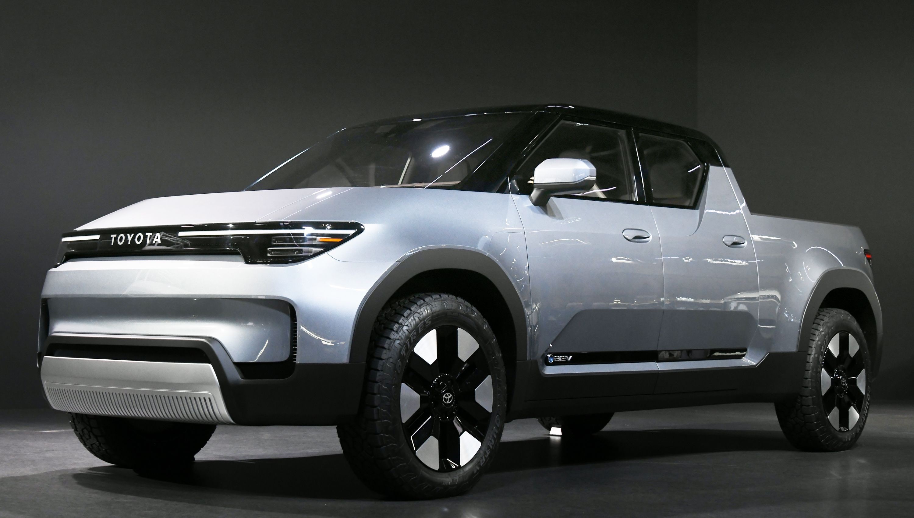 Toyota terá picape do Corolla com motor híbrido flex inédito no Brasil