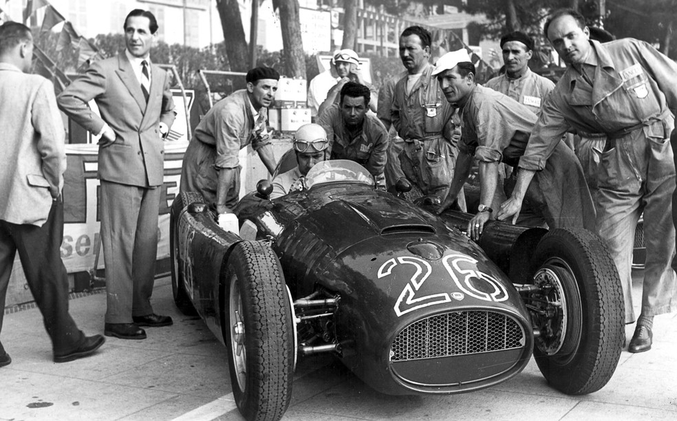 Alberto Ascari antes do GP de Mônaco de 1955 — Foto: Getty Images