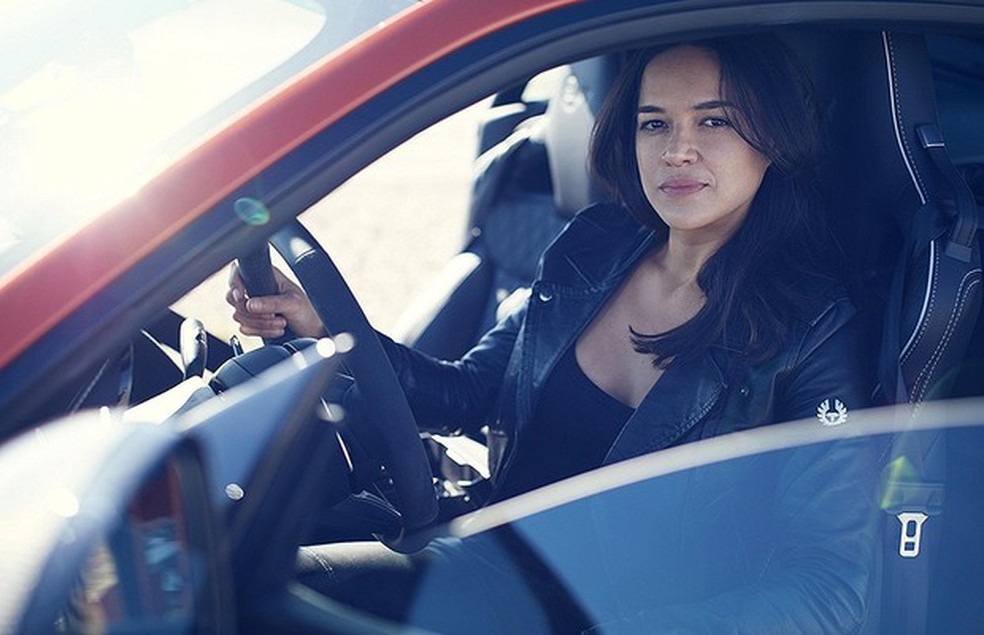 Michelle Rodriguez chega a 320 km/h em um Jaguar F-Type SVR (Foto: Jaguar) — Foto: Auto Esporte