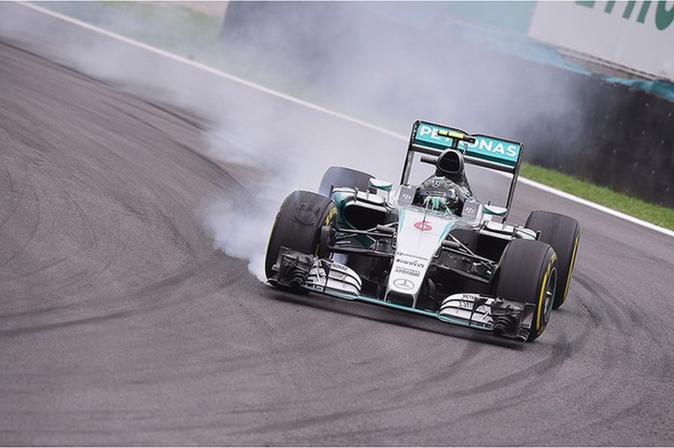 O achatamento dos pneus também acontece quando as rodas travam em frenagens (Foto: Ivan Carneiro/Auto News Brasil) — Foto: Auto Esporte