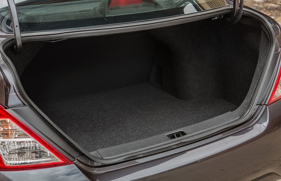 Porta-malas do Nissan Versa (Foto: Divulgação) — Foto: Auto Esporte