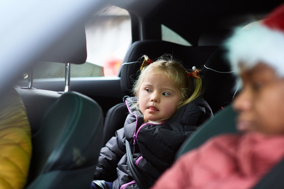 Vans escolares e carros de aplicativo não recebem punição por transportar crianças sem cadeirinha no Brasil — Foto: Getty Images