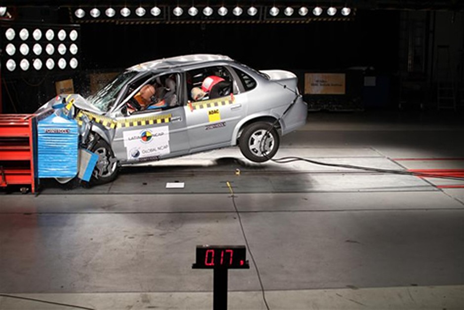 Chevrolet Classic sem airbag: 1 estrela para passageiro adulto (2,28/16,00) e 1 estrela para passageiro infantil (9,16/49,00)