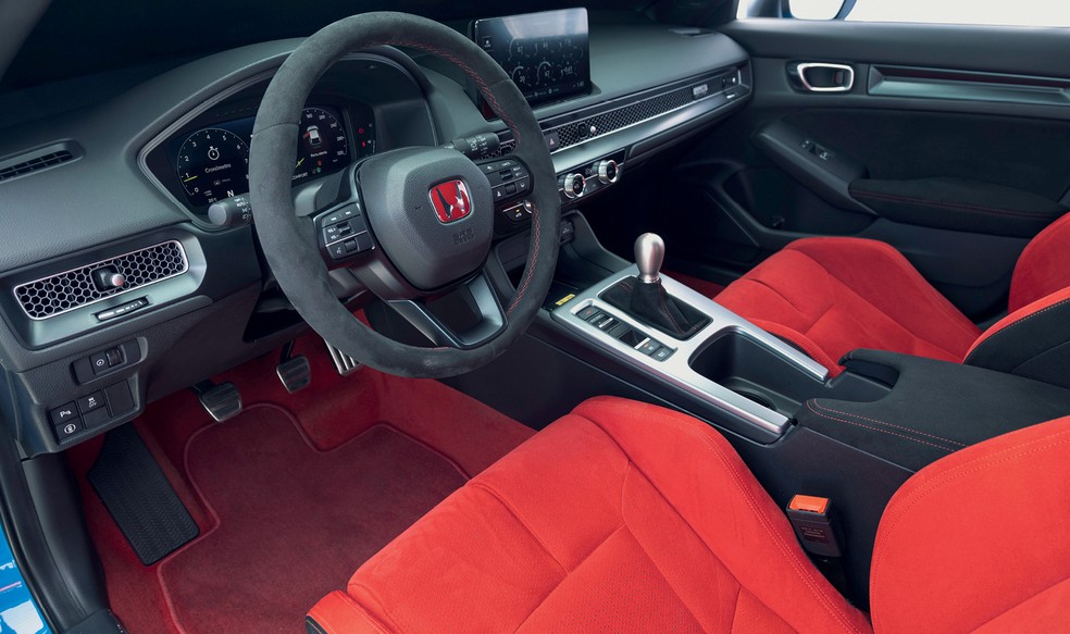 Honda Civic Type R tem o vermelho como cor predominante no interior  — Foto: Fabio Aro/Autoesporte