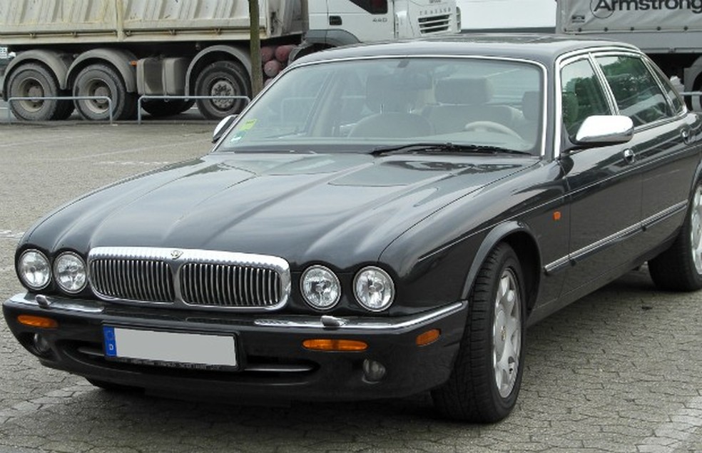 Jaguar Daimler V8 Super LWB 2001, parte da coleção da família real britânica — Foto: Foto: Reprodução/Wikimedia