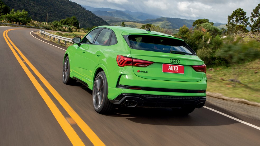O desempenho do motor de cinco cilindros merece ser exaltado, pois torna o RS Q3 Sportback um carro divertido e arisco de pilotar — Foto: Divulgação