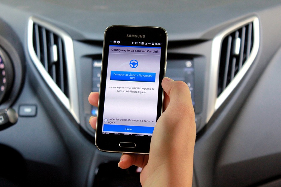 Para espelhar o celular na tela multimídia, é preciso baixar o aplicativo do Car Link num smartphone Samsung ou LG