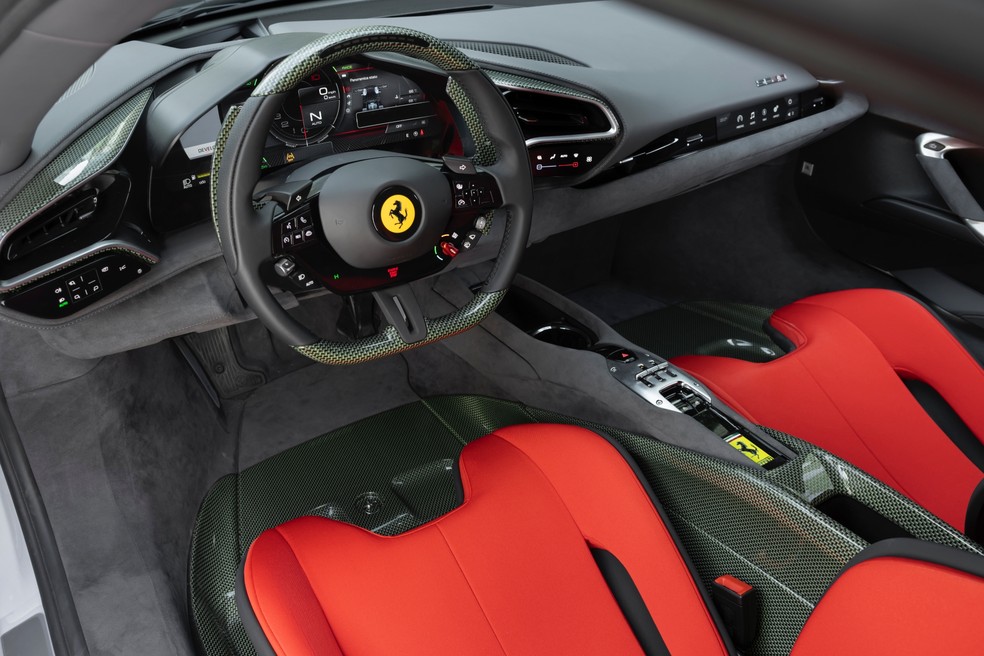 Ferrari SC40 combina materiais como carbono-Kevlar, Alcantara e Jacquard vermelho — Foto: Divulgação