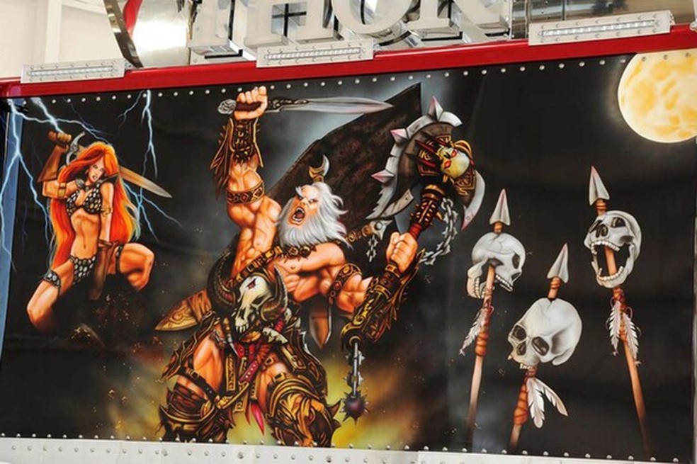 Um painel decorativo evoca a figura mitológica de Thor (Foto: Reprodução) — Foto: Auto Esporte