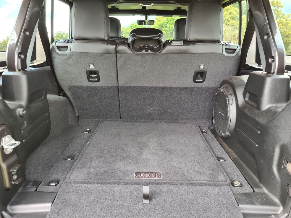 Apesar do acesso ruim pela tampa de abertura horizontal, porta-malas é amplo e inclui tomada 12V — Foto: Rodrigo Ribeiro/Auto News Brasil