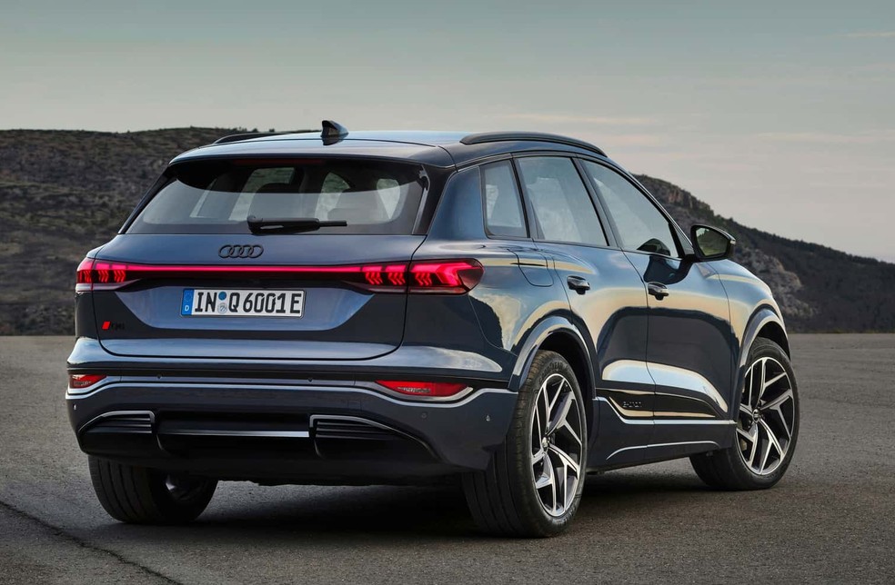 Audi Q6 e-tron tem lanternas integradas e setas com acendimento dinâmico; rodas podem ser aro 20 ou 21 — Foto: Divulgação