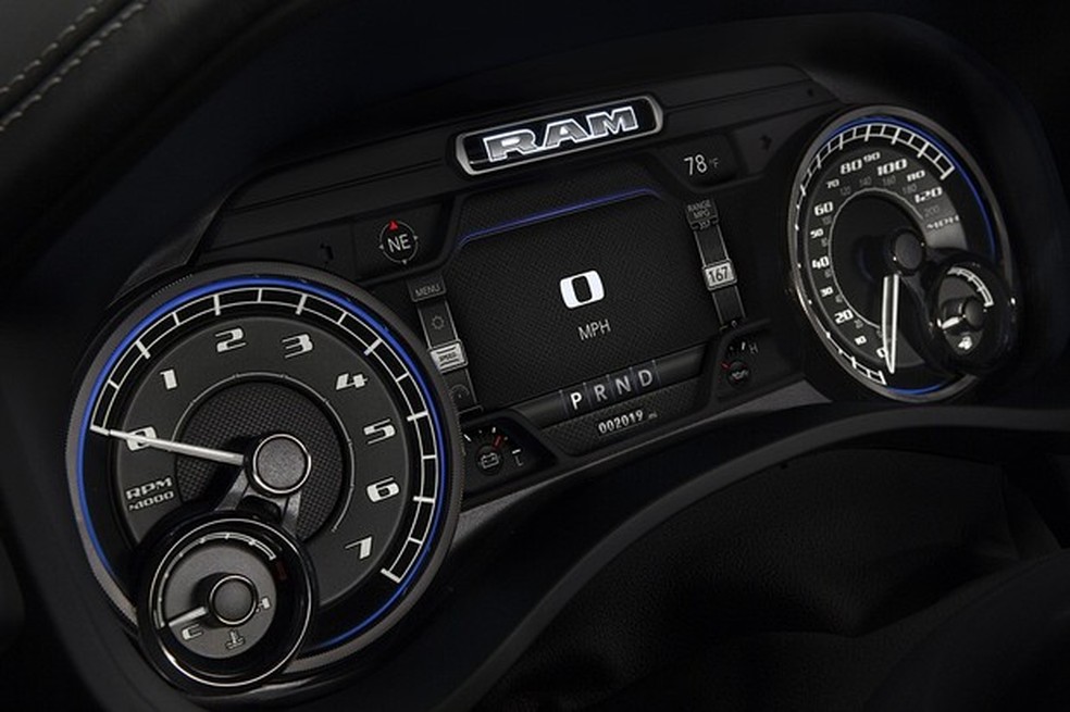 Instrumentos combinam mostradores clássicos a um visor de LCD (Divulgação) — Foto: Auto Esporte