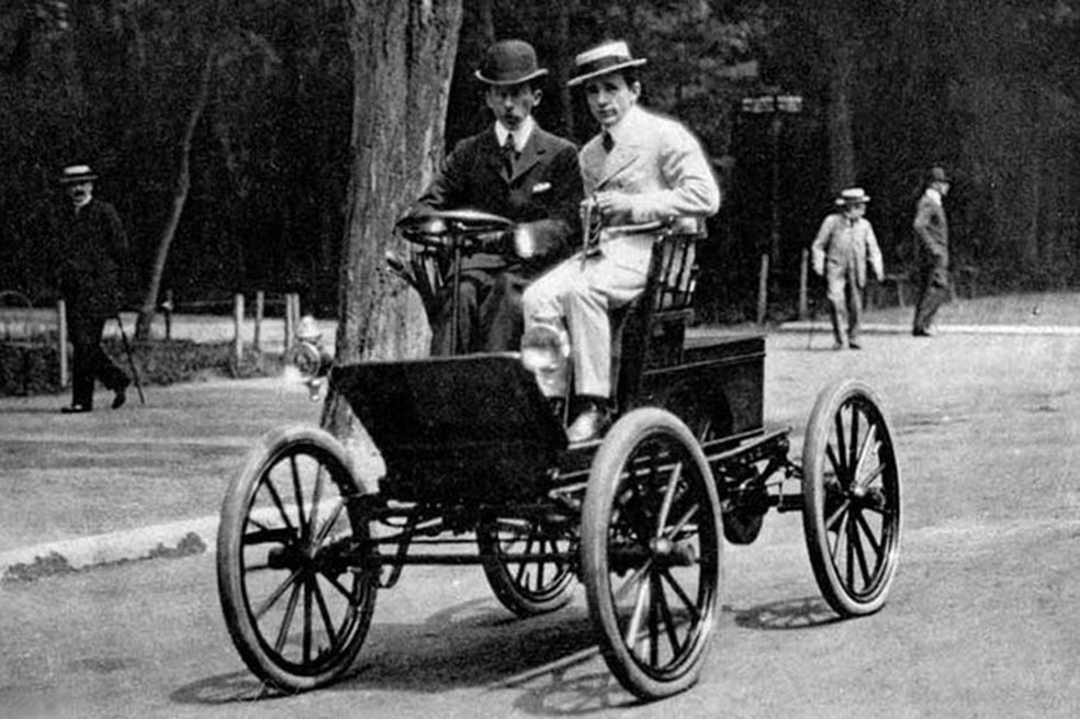 Santos Dumont foi o responsável por ter trazido o primeiro carro ao Brasil (Foto: Reprodução) — Foto: Auto Esporte