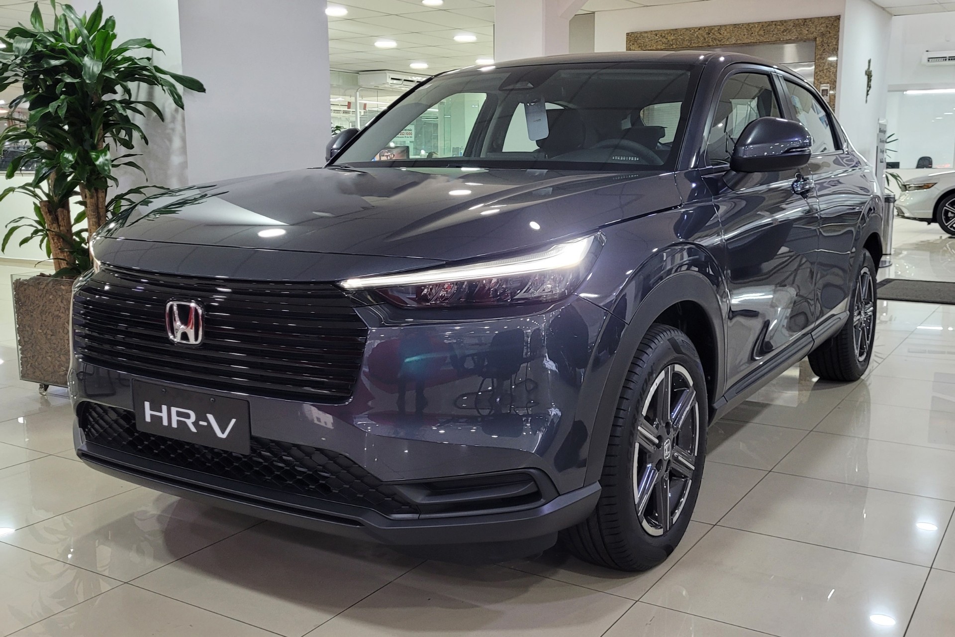 Honda HR-V EX: versão mais barata tem foco em economia e custo-benefício