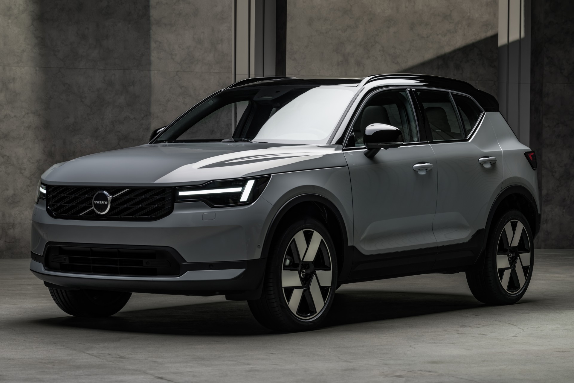 Volvo XC40, EX40 e EC40 ganham novo visual e pacote tecnológico atualizado
