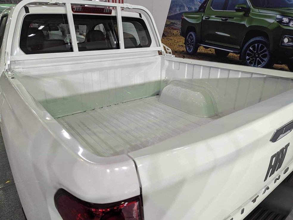 Peugeot Landtrek tem capacidade de carga que varia 1 e 1,1 tonelada. Fiat Titano terá capacidade de carga de 1,2 tonelada  — Foto: Reprodução: Instagram/@bordjnews_dz