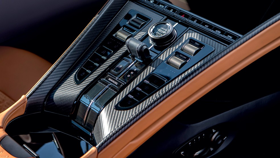 Aston Martin DB12 tem o console central feito de fibra de carboono — Foto: Divulgação
