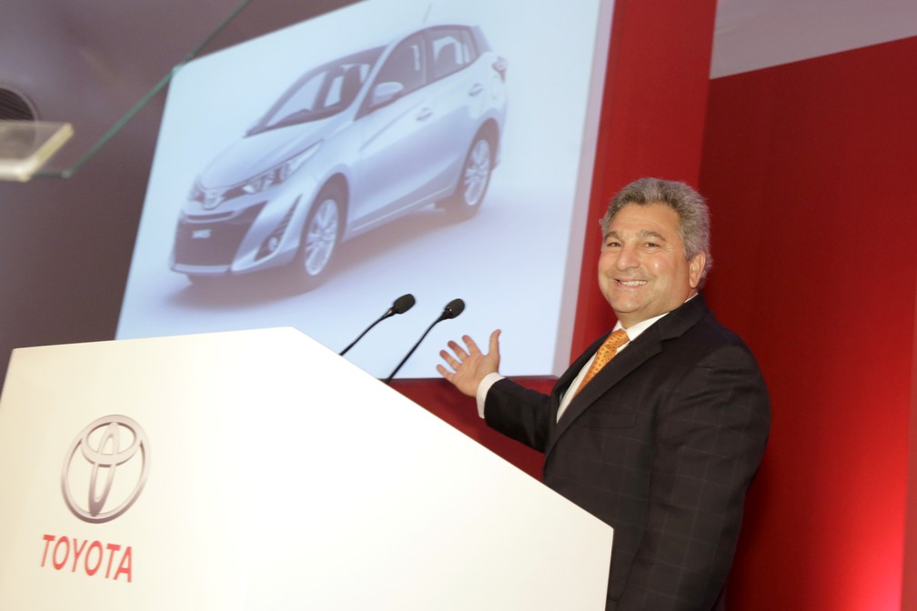 CEO para América Latina e Caribe, Steve St. Angelo anuncia produção do Yaris no Brasil — Foto: Divulgação