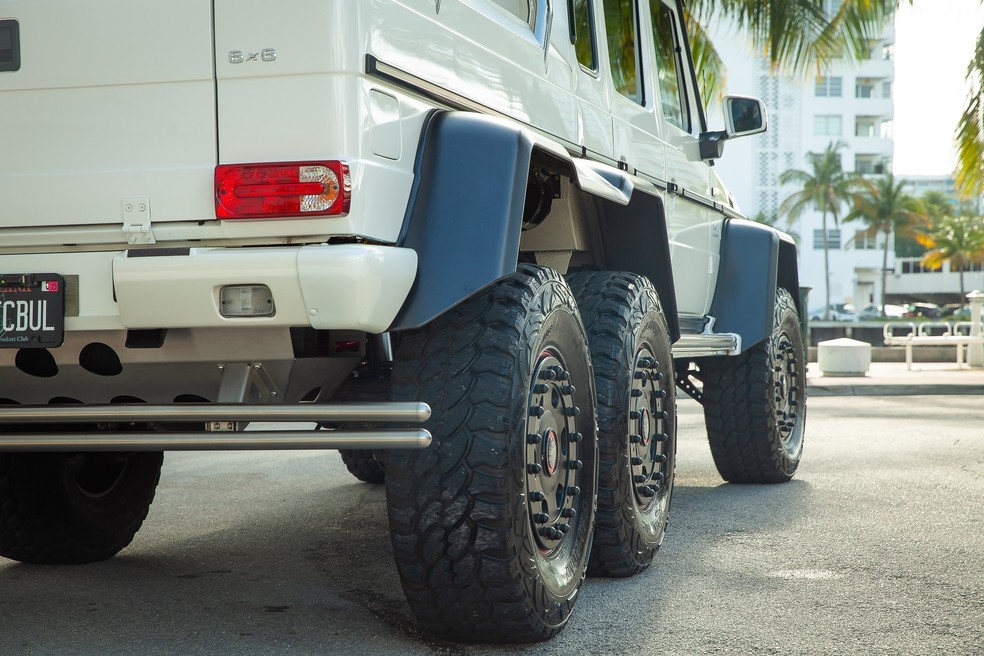 Mercedes-Benz G 63 6x6 tem sistema que pode inflar e desinflar os pneus — Foto: Divulgação