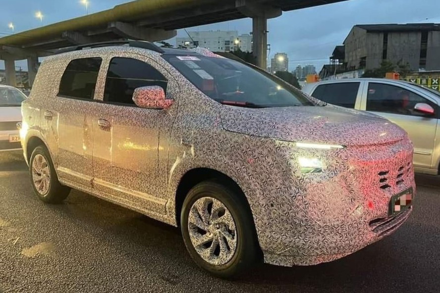 Chevrolet Spin é flagrada sob forte camuflagem em SP