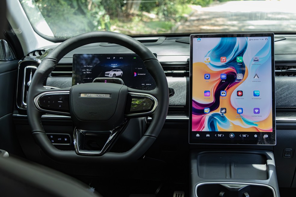 Detalhe do paine de instrumentos e do volante multifuncional touch — Foto: Vitor Bernardes/Auto News Brasil
