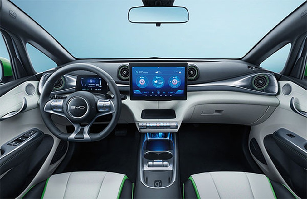 BYD Dolphin tem tela de 12" que pode ficar na horizontal ou na vertical — Foto: Divulgação