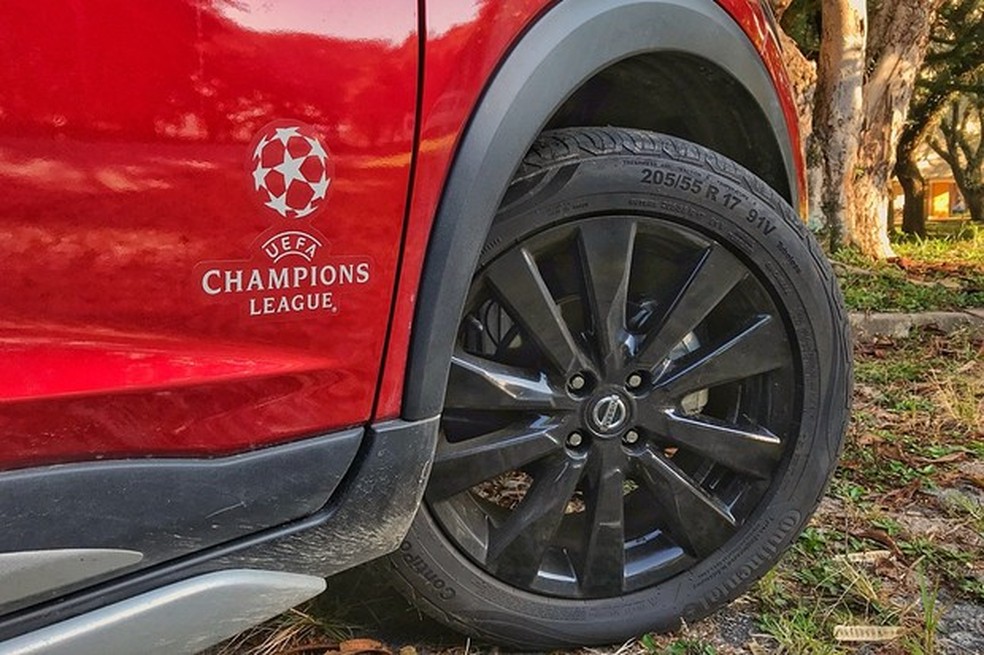 Rodas aro 17 são pintadas em preto brilhante (Foto: Diogo de Oliveira/Auto News Brasil) — Foto: Auto Esporte