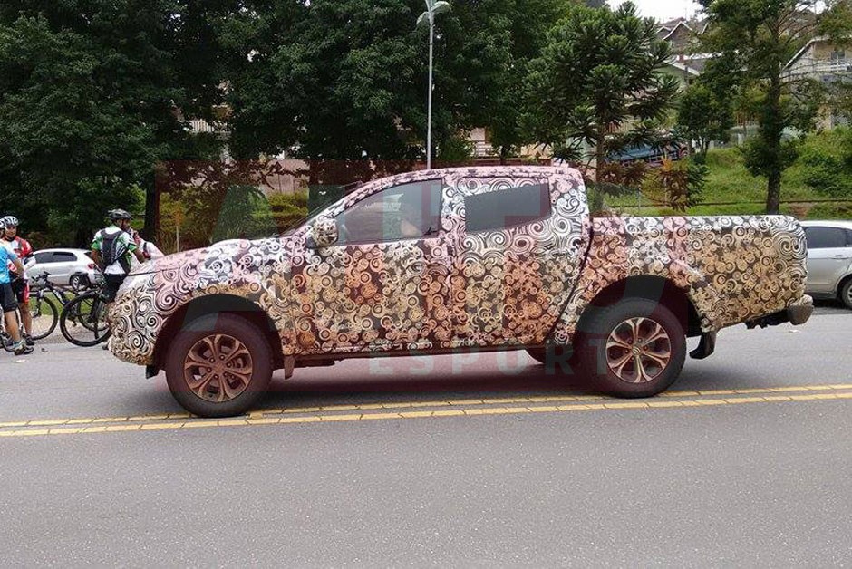 Picape Fiat Fullback, produzida em parceria com a Mitsubishi e derivada da L200, em testes na cidade de Campos do Jordão (SP)