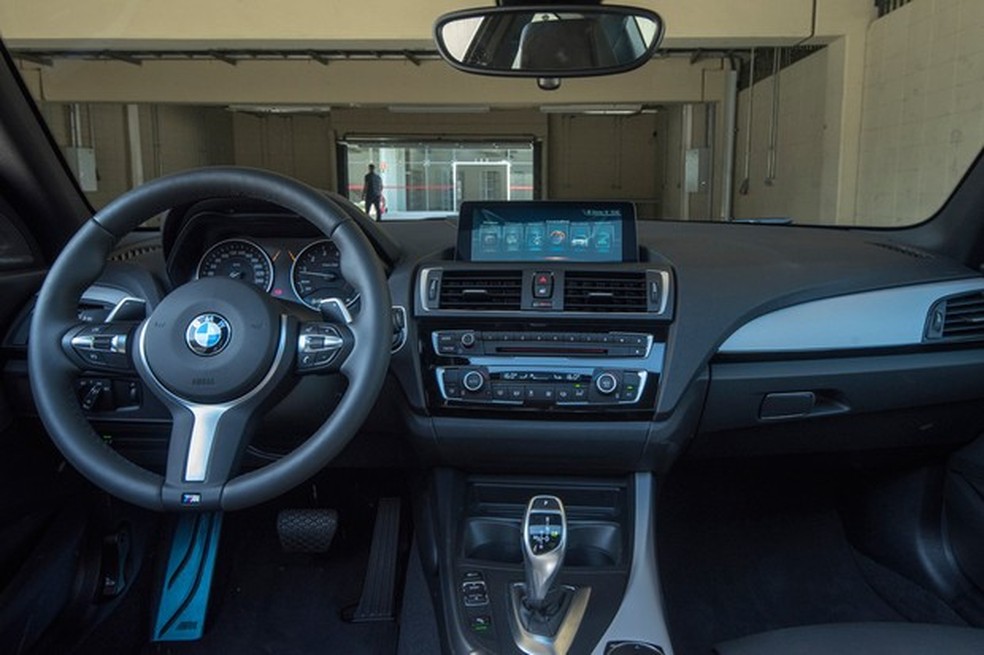 O painel mudou no facelift europeu, mas ainda mantém o bom padrão de acabamento (Foto: Divulgação) — Foto: Auto Esporte