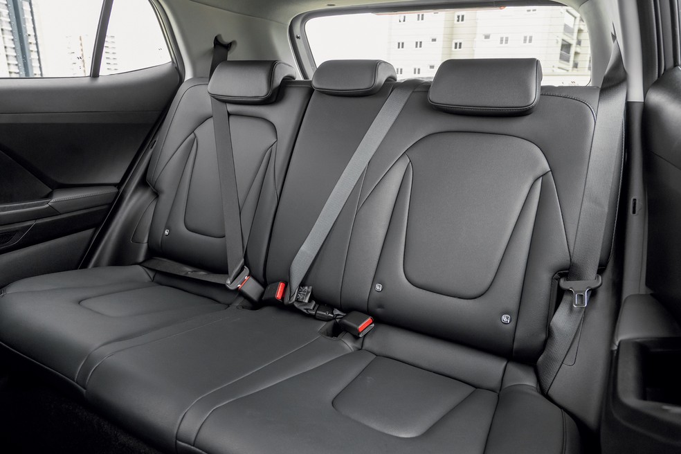 Hyundai Creta Limited tem bom espaço no banco traseiro, incluindo para a cabeça — Foto: Renato Durães/Auto News Brasil