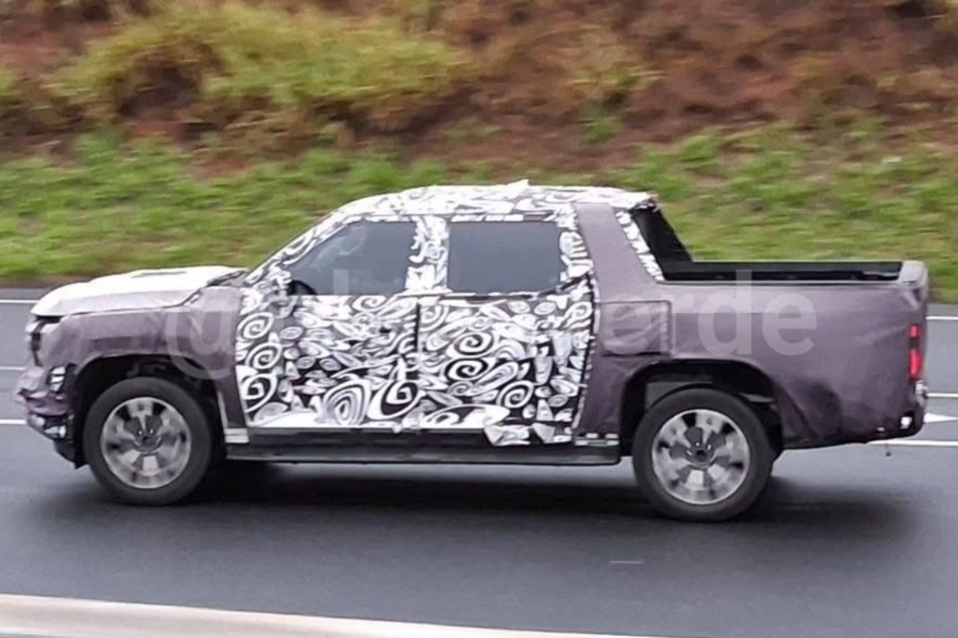Flagra: nova Volkswagen Amarok roda pronta e mais chinesa que o esperado