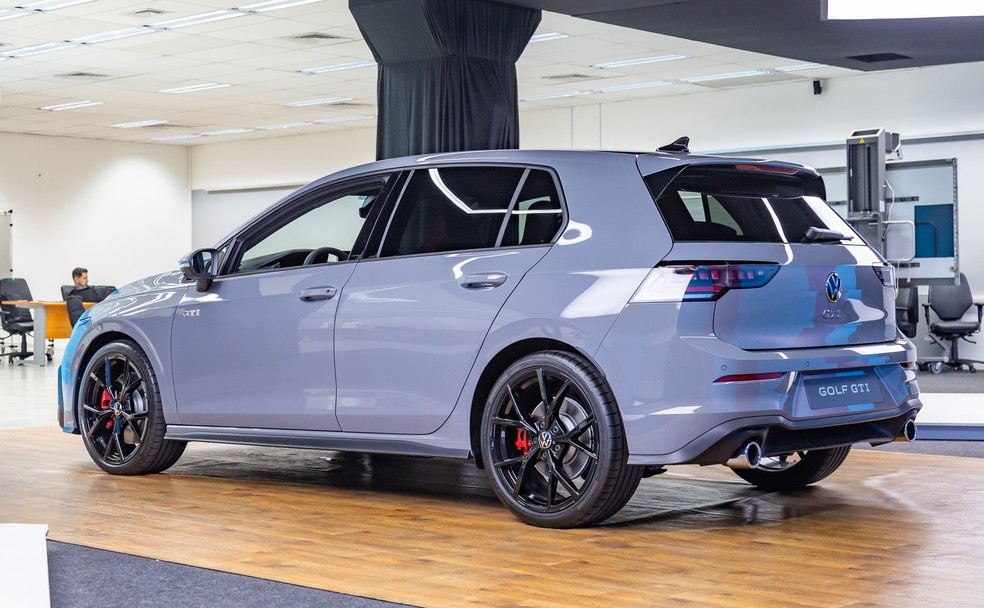 Volkswagen Golf GTI recebeu faróis e lanternas mais afilados em facelift da oitava geração — Foto: Renato Durães/Auto News Brasil