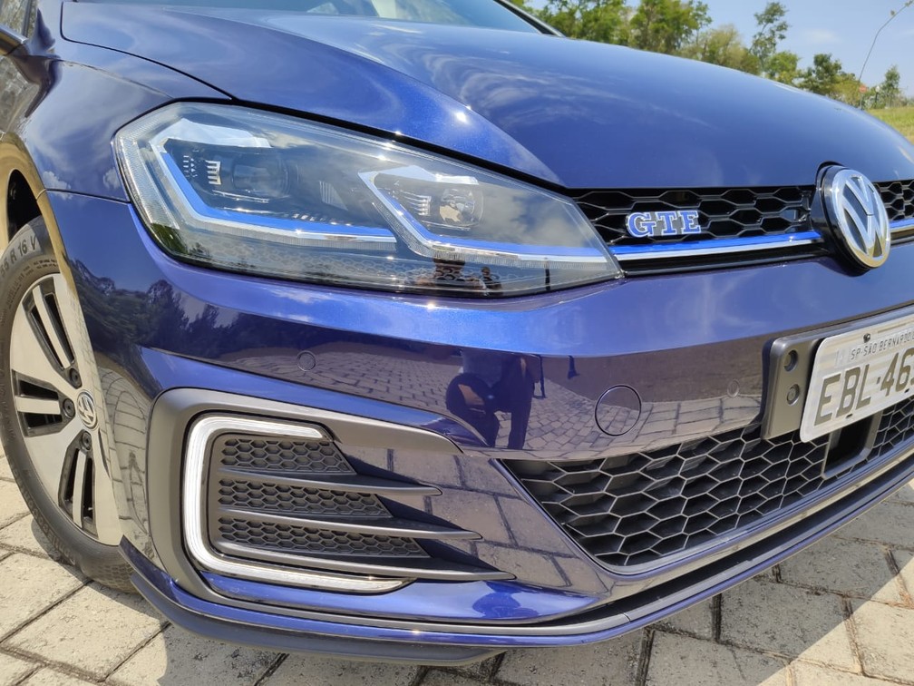 Diferenças do GTE para o GTI ficam na substituição dos detalhes vermelhos pelos azuis — Foto: André Paixão/G1