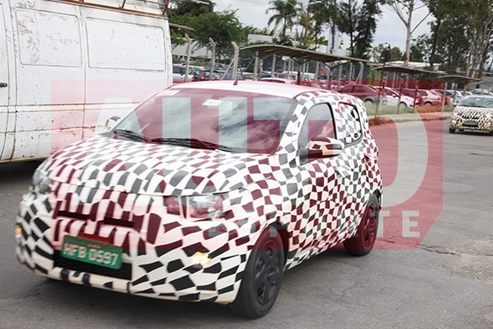 Dianteira longa combina com os faróis igualmente espichados do Fiat Mobi (Foto: Marlos Ney Vidal/Auto News Brasil) — Foto: Auto Esporte