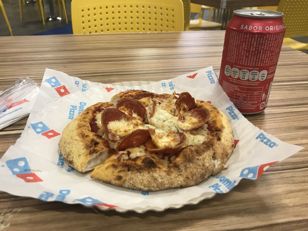 Pizza com refrigerante custa R$ 29 no Salão do Automóvel — Foto: André Paixão/G1