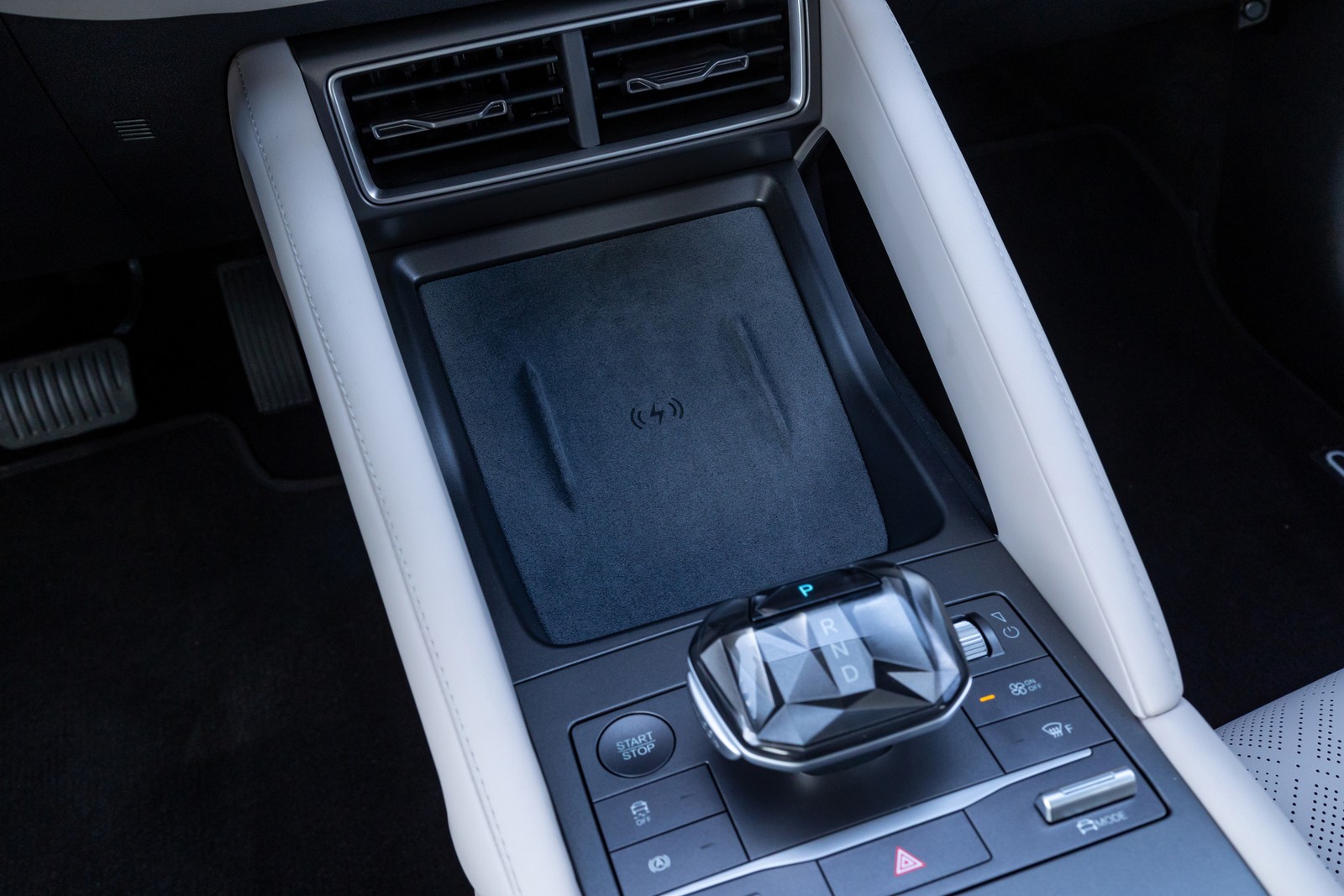 BYD Yuan Pro 2025 carregador de celular por indução — Foto: Divulgação