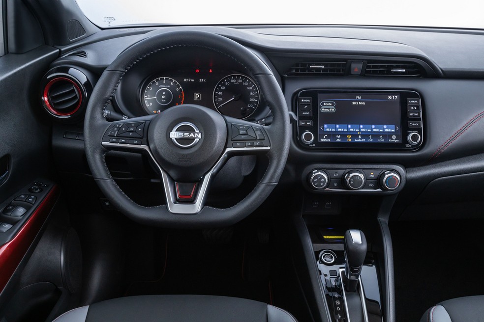 Nissan Kicks XPlay é equipado com central multimídia de 8 polegadas — Foto: Divulgação
