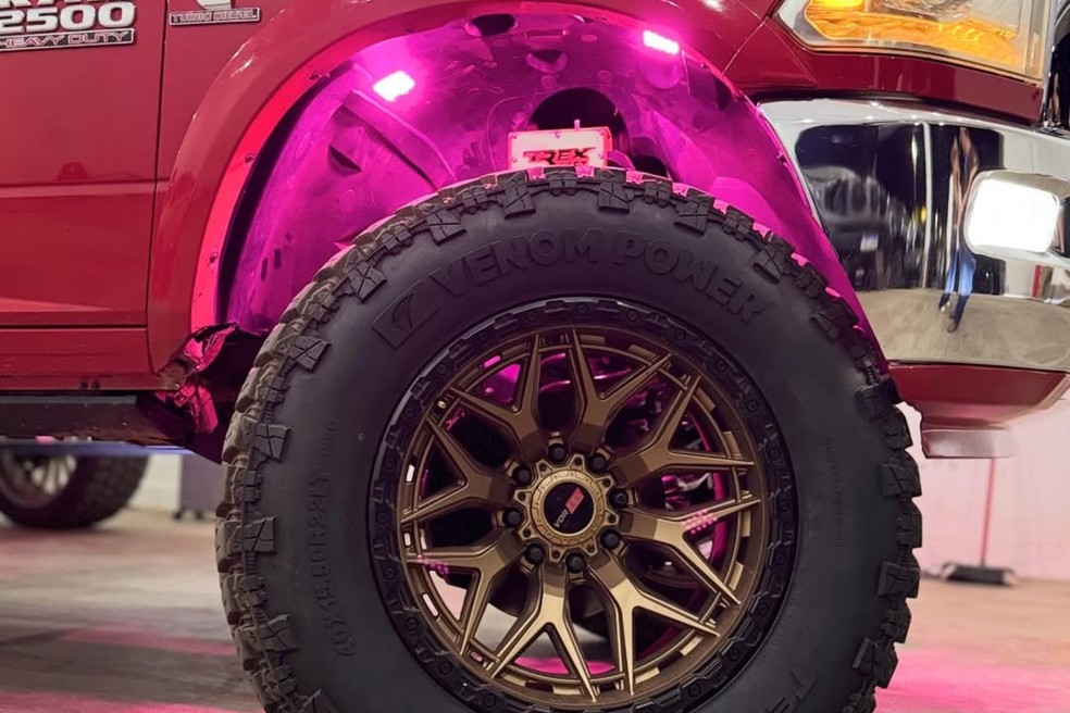 Dodge Ram 2500 tem roda alterada de posição e fora dos padrões estabelecidos pelo CTB — Foto: Foto: Divulgação/Redes sociais
