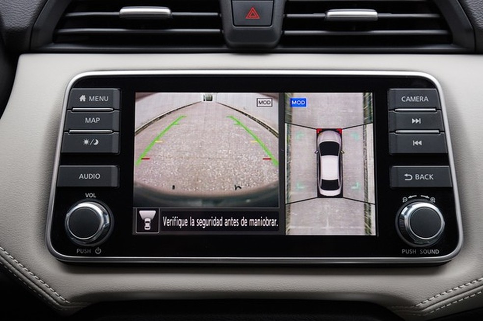 Central multimídia também exibe as imagens da visão 360 graus (Foto: Divulgação) — Foto: Auto Esporte