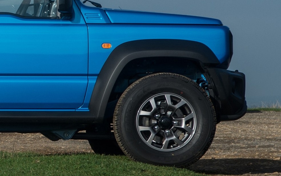 A pinça superior do Jimny fica mais distante de obstáculos em trilhas off-road pesadas — Foto: Divulgação