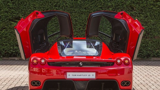 Chefão da Mercedes F1, Toto Wolff coloca à venda duas Ferrari por R$ 30 milhões