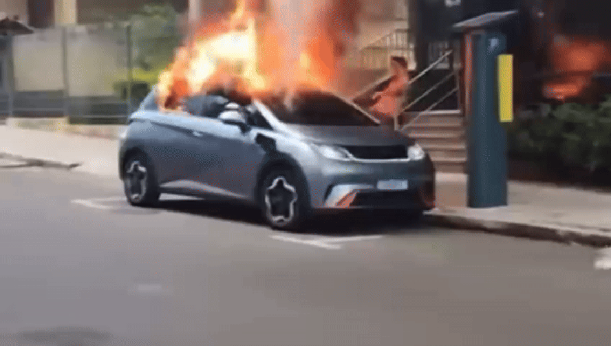 Incndio em carro eltrico no Brasil expe o perigo de gambiarra em recarga