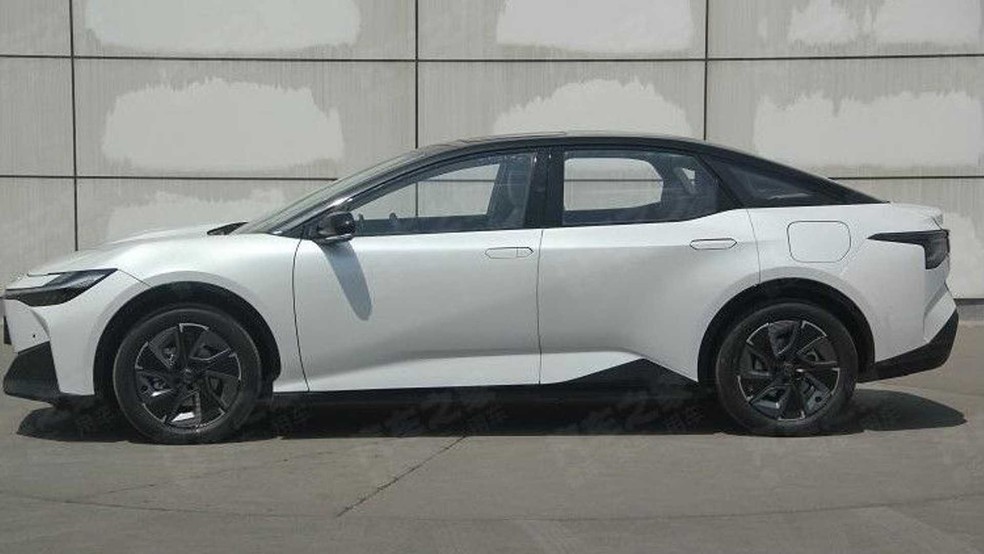 Toyota bZ3 tem 4,72 m de comprimento, 1,83 m de largura, 1,47 m de altura e 2,88 m de entre-eixos — Foto: Reprodução
