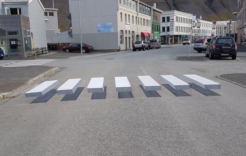 Faixa de pedestre pinta em 3D na Islândia — Foto: Facebook/Vegamálun GÍH
