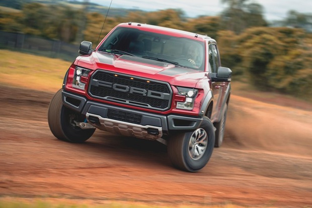 Andamos na Ford F-150 Raptor, a picape que não gosta de carregar peso ...